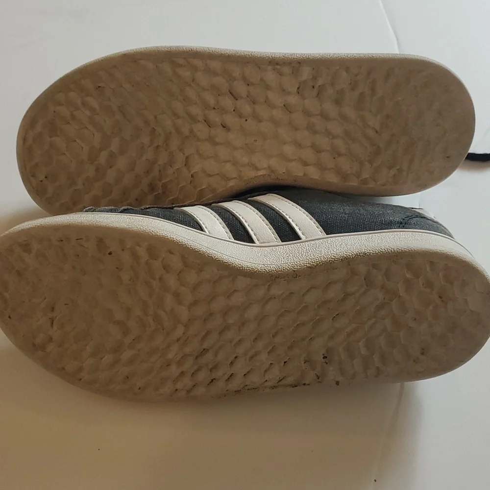 Adidas kids black canvas shoes - Picture 4 of 8